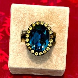 Beautiful Sorrelli adjustable 1 inch diameter Safire blue and gold ring.